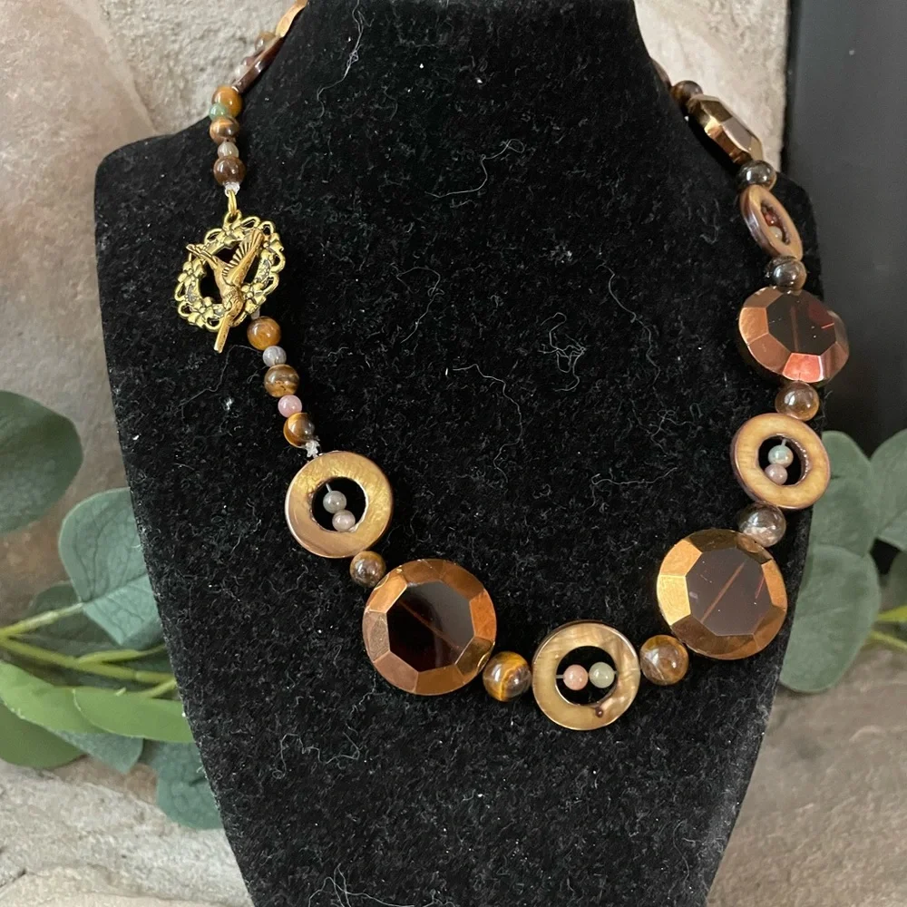 Handmade hummingbird clasp necklace - Picture 3 of 5